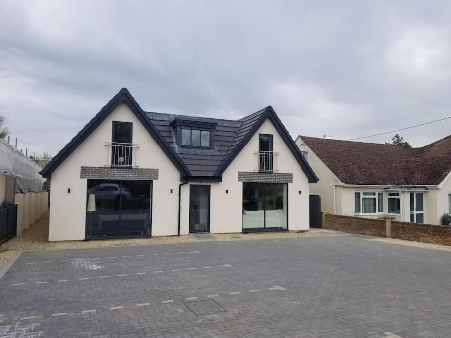 Evergreen Lodge: Luxurious Two-Bed Flat with Garden near Blenheim Palace Kidlington Exterior photo
